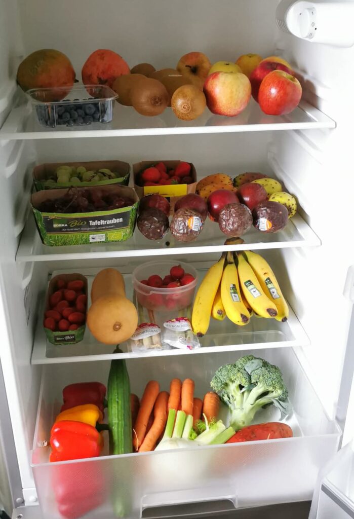 Antje Wenger - Papageien im Glück - Beratung - Ernährung Kühlschrank mit frischem Bio Obst und Gemüse